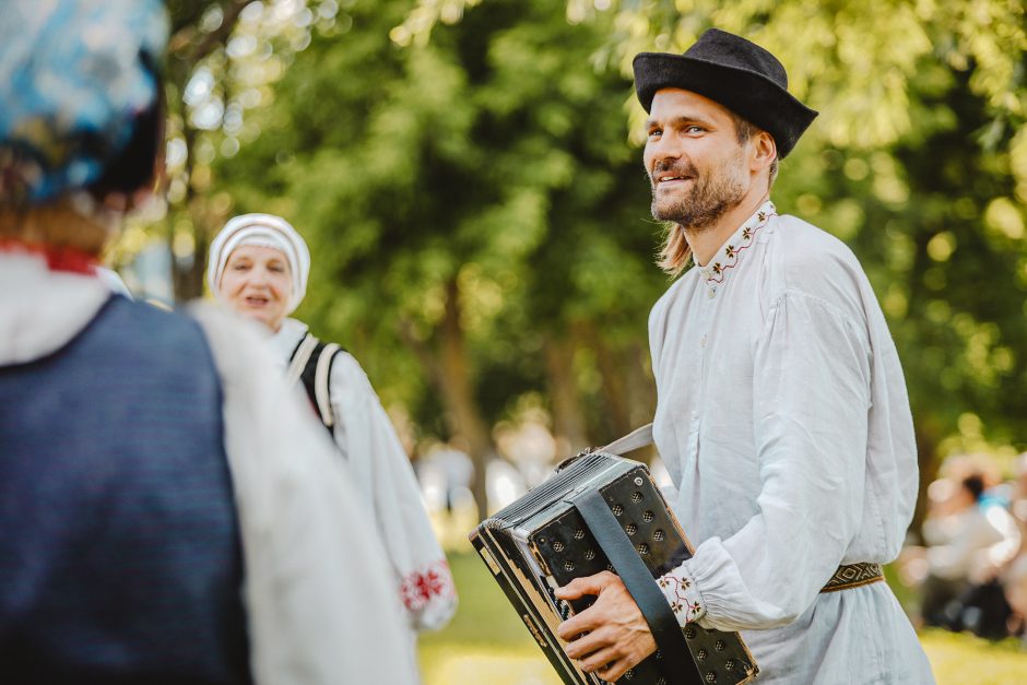 Kaunas švenčia Jonines: Santakoje – labiau tradiciškai, parako sandėlyje – jaunimo stiliumi