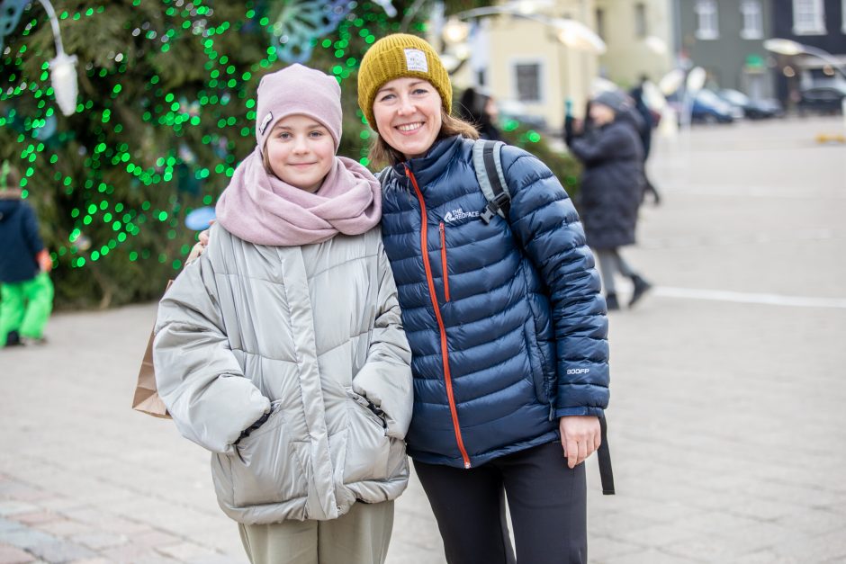 Rotušės aikštėje paskutines dienas skaičiuojanti Kalėdų eglė sulaukė ir kauniečių, ir svečių dėmesio