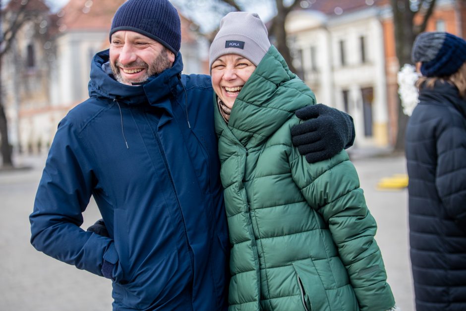 Rotušės aikštėje paskutines dienas skaičiuojanti Kalėdų eglė sulaukė ir kauniečių, ir svečių dėmesio