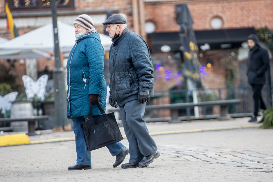 Rotušės aikštėje paskutines dienas skaičiuojanti Kalėdų eglė sulaukė ir kauniečių, ir svečių dėmesio