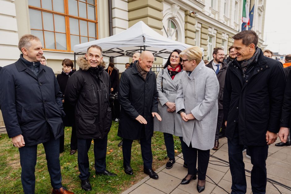 I. Šimonytė ir D. Kreivys Vilniuje atidengė laikrodį, kuris skaičiuos dienas iki atsijungimo nuo BRELL