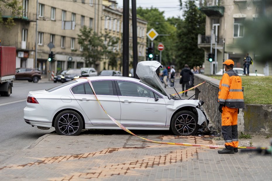 Vilniaus centre automobilis rėžėsi į Centro poliklinikos sieną