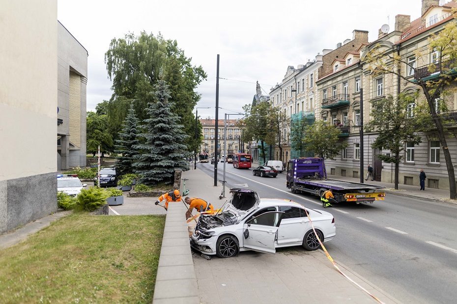 Vilniaus centre automobilis rėžėsi į Centro poliklinikos sieną