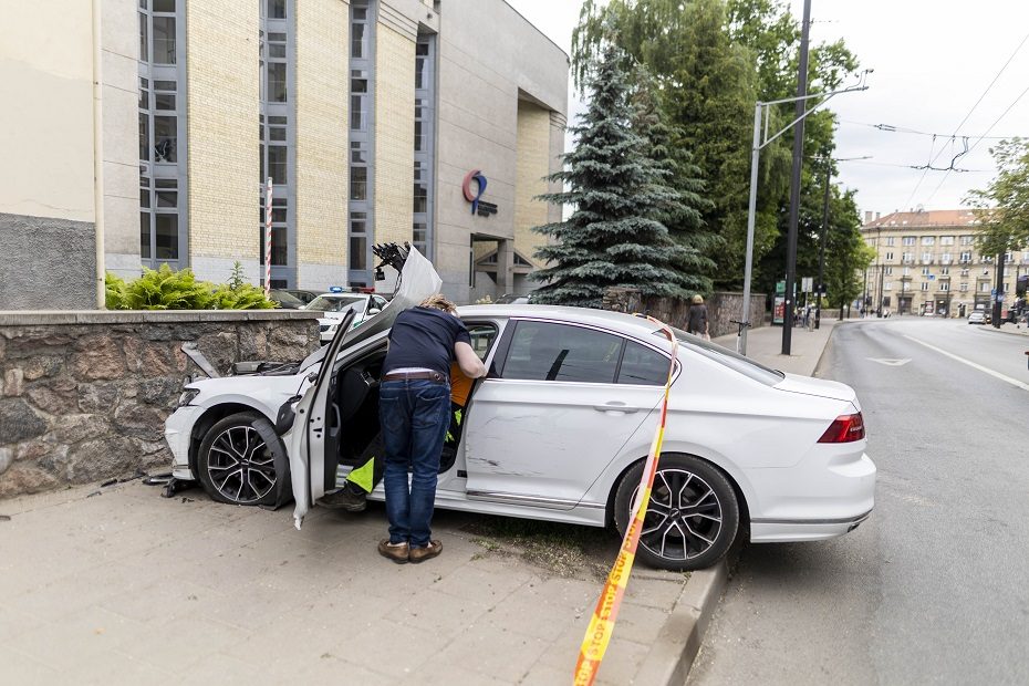 Vilniaus centre automobilis rėžėsi į Centro poliklinikos sieną