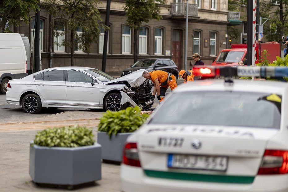 Vilniaus centre automobilis rėžėsi į Centro poliklinikos sieną