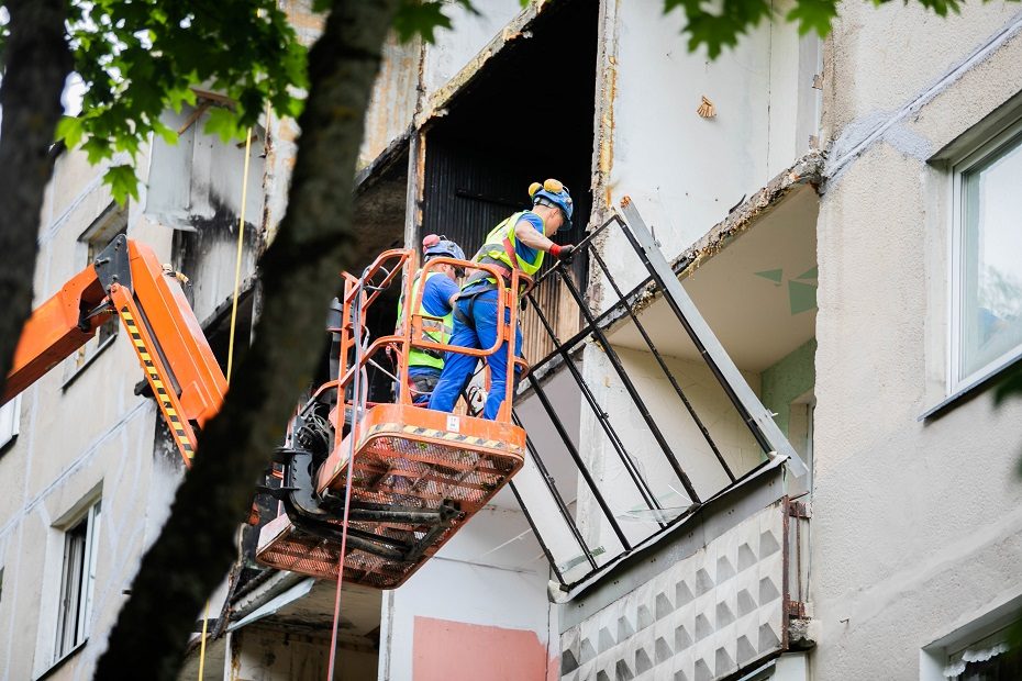 Pradedami sprogusio daugiabučio Viršuliškėse atstatymo darbai: žmonės į namus turėtų sugrįžti rudenį