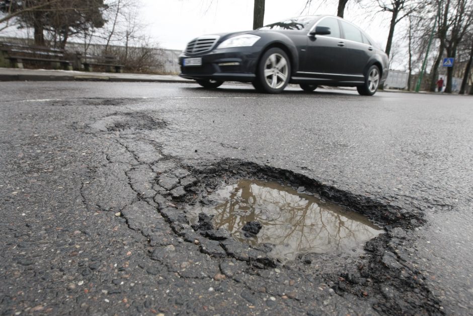 Kol kelininkai laukia geresnių orų, vairuotojai aukoja padangas