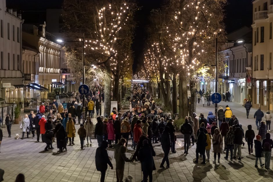 Lapkričio tamsumoje nušvis ir miestas, ir kapinės