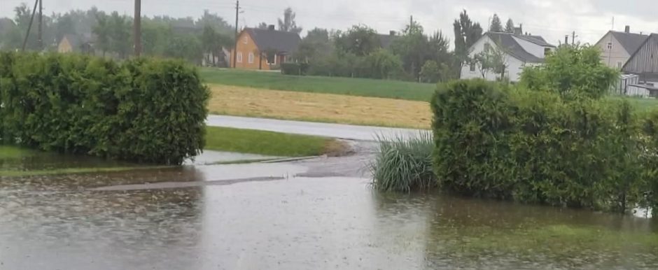 Krakiuose byra užtvankos, gyventojai nerimauja: turėsime dažniau vaikščioti į bažnyčią ir melstis