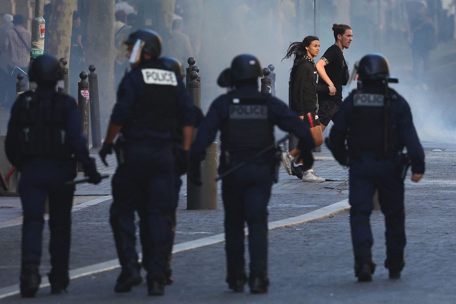 Prancūzijoje sulaikyti penki policininkai, įtariami prisidėję prie vyro mirties per protestus