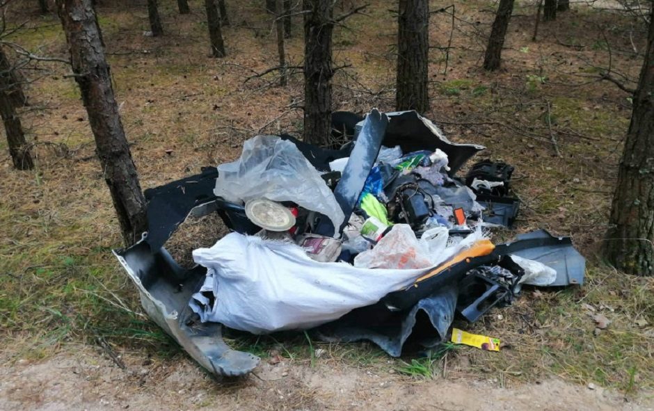 Miško teršėją nustatė dėl atliekose rastų dokumentų: teks susimokėti nemenką baudą