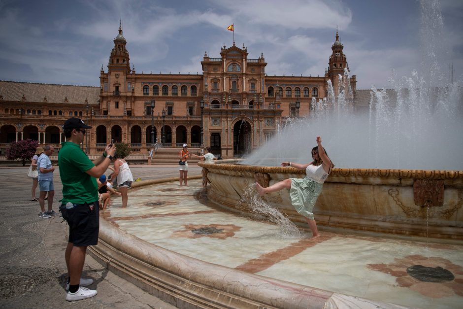 Europoje užfiksuota naujų karščio rekordų: kai kur net teko evakuoti turistus