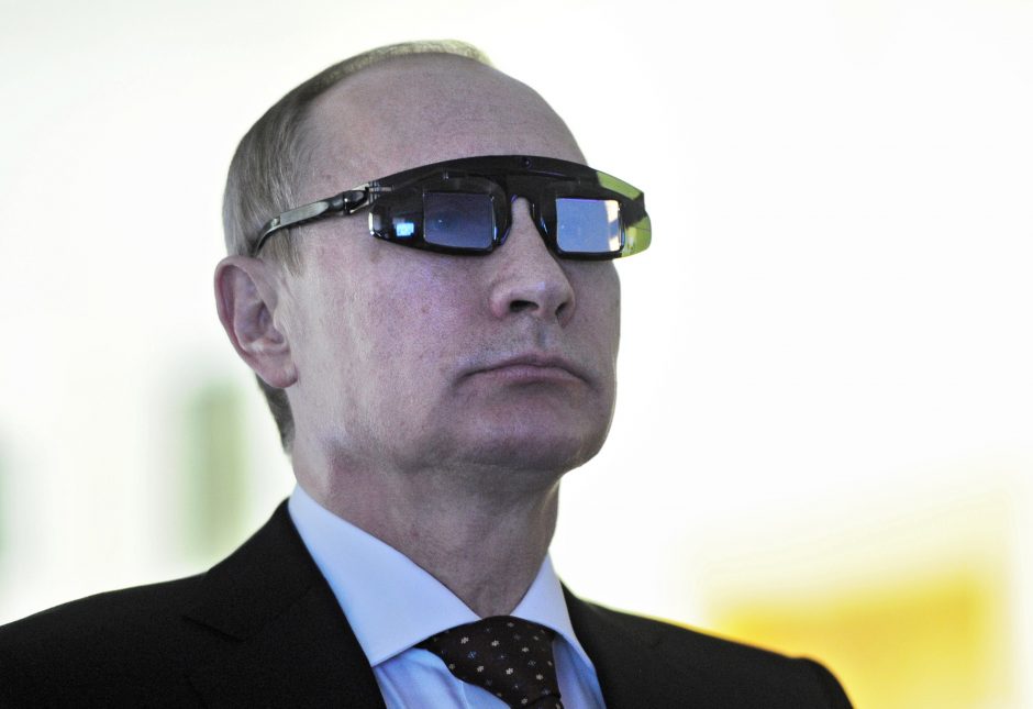 Atskleidė keistus diktatoriaus įpročius: V. Putinas gėdijasi nešioti akinius?