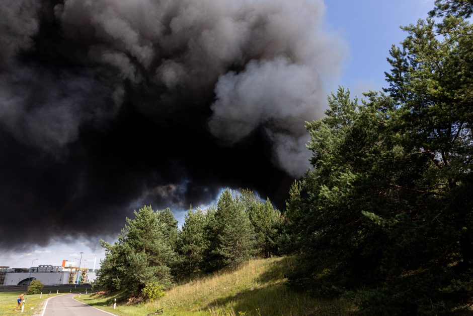 „Ecoservice“ dėl gaisro pradėjo vidinį tyrimą, skelbia paslaugas teikianti įprasta tvarka