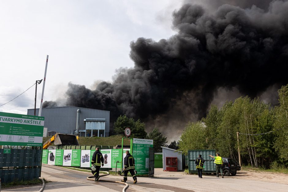 „Ecoservice“ dėl gaisro pradėjo vidinį tyrimą, skelbia paslaugas teikianti įprasta tvarka