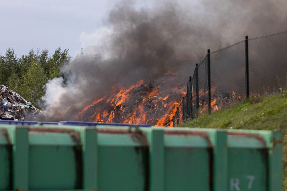 „Ecoservice“ dėl gaisro pradėjo vidinį tyrimą, skelbia paslaugas teikianti įprasta tvarka