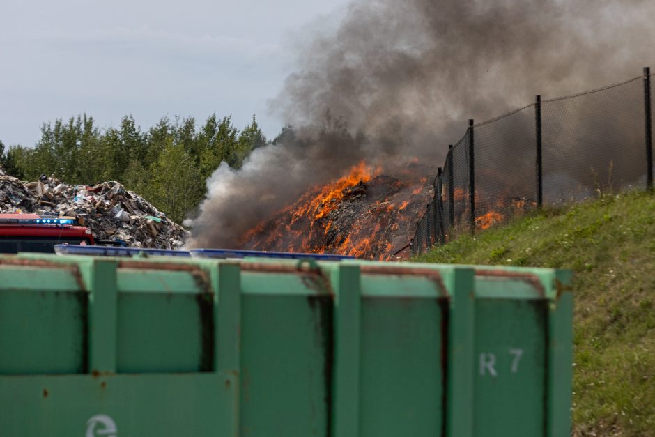 „Ecoservice“ dėl gaisro pradėjo vidinį tyrimą, skelbia paslaugas teikianti įprasta tvarka