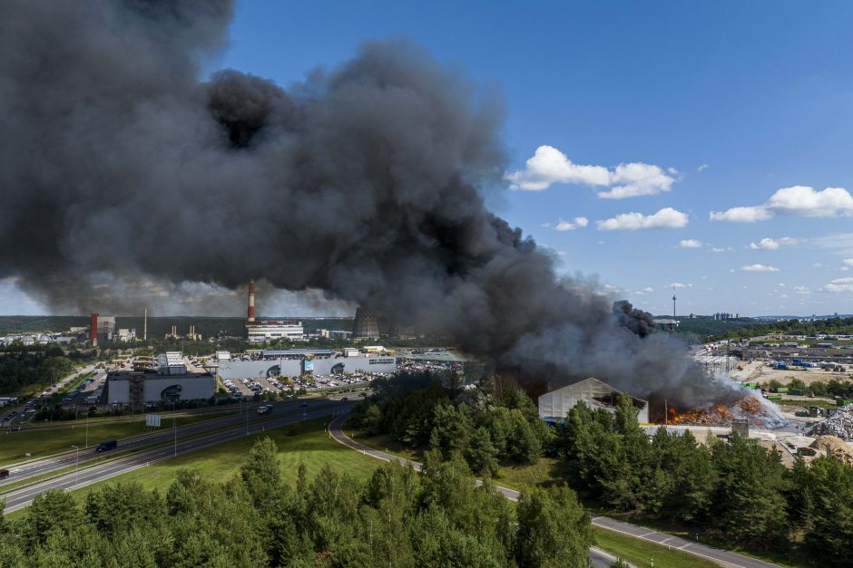 „Ecoservice“ dėl gaisro pradėjo vidinį tyrimą, skelbia paslaugas teikianti įprasta tvarka