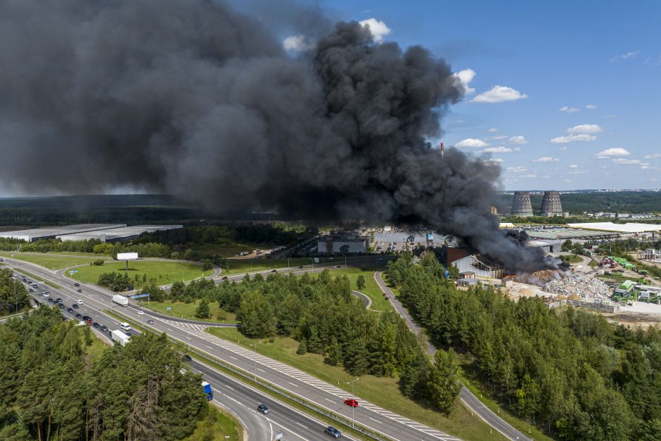 „Ecoservice“ dėl gaisro pradėjo vidinį tyrimą, skelbia paslaugas teikianti įprasta tvarka