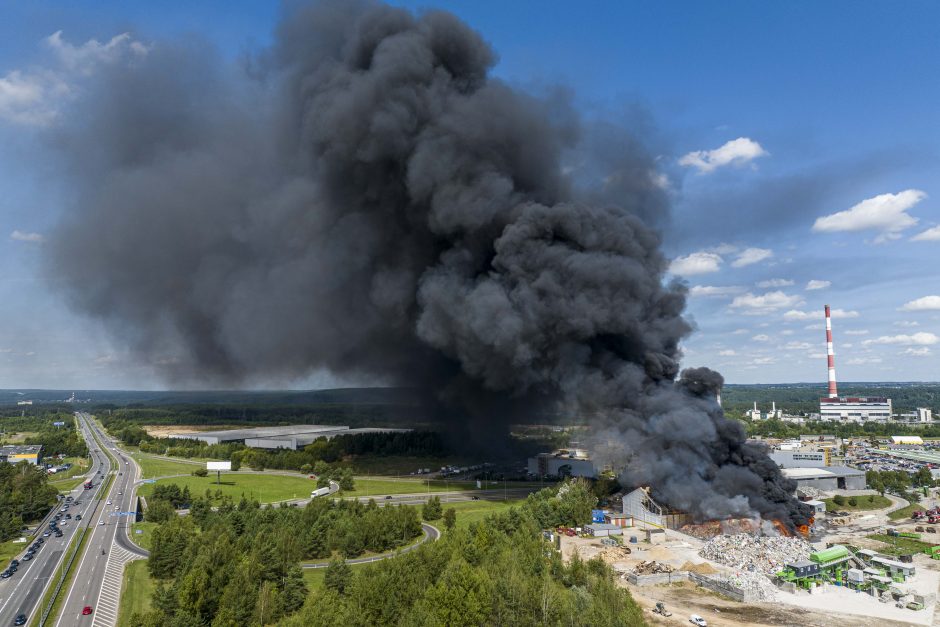 „Ecoservice“ dėl gaisro pradėjo vidinį tyrimą, skelbia paslaugas teikianti įprasta tvarka