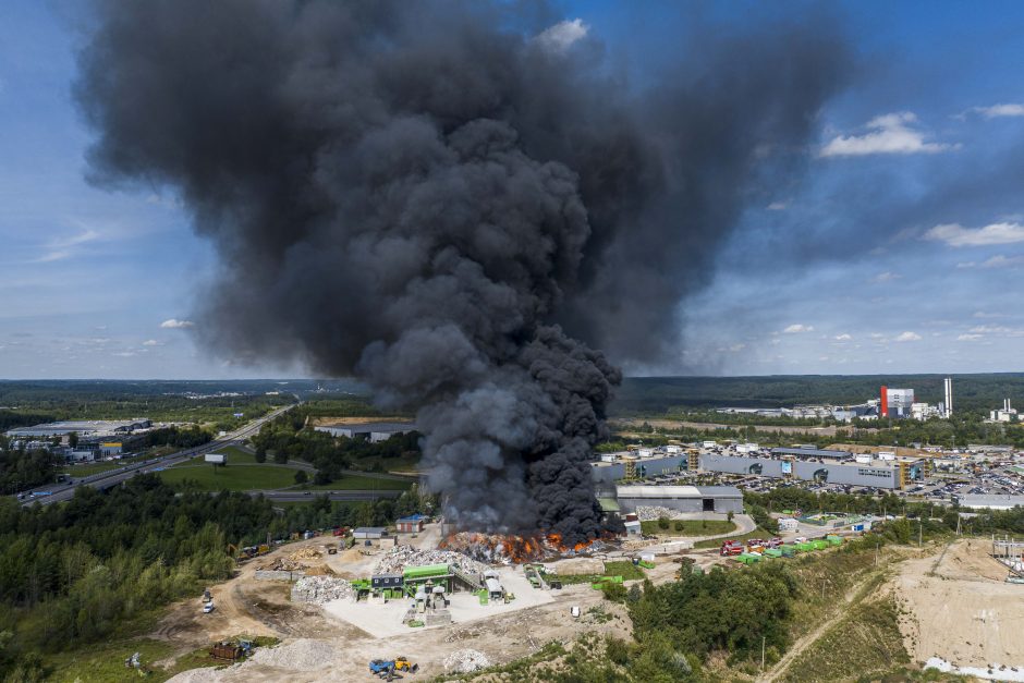 „Ecoservice“ dėl gaisro pradėjo vidinį tyrimą, skelbia paslaugas teikianti įprasta tvarka