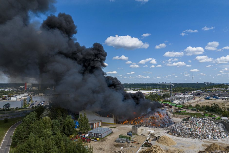 „Ecoservice“ dėl gaisro pradėjo vidinį tyrimą, skelbia paslaugas teikianti įprasta tvarka