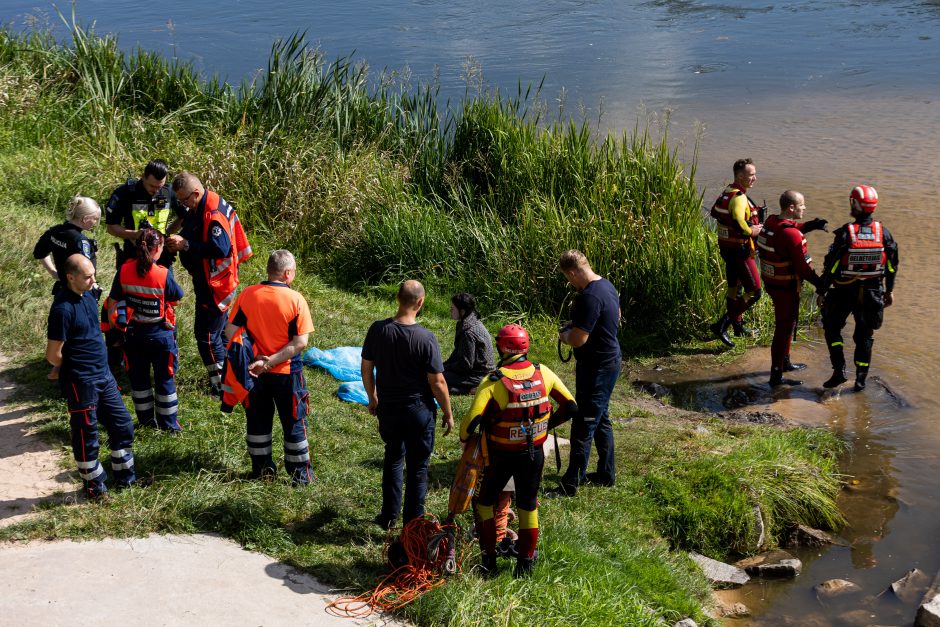 Kolegos piešia galimai savo vaikus nuskandinusios moters portretą: buvo uždaro būdo