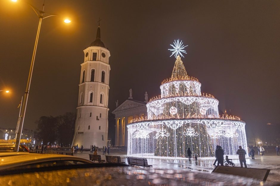 Tęsiasi Kalėdų stebuklai: Vilniaus egle gėrisi pasaulis