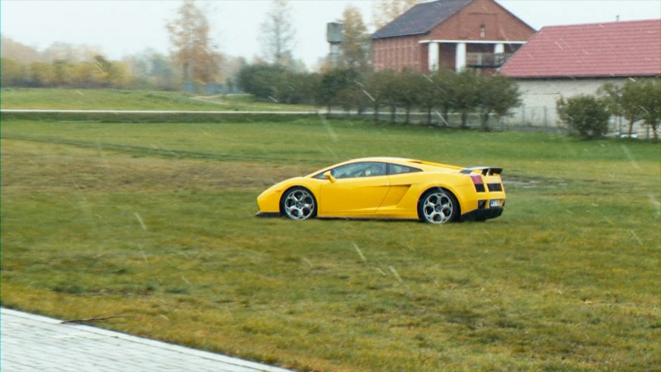 Senjoras Kazimieras mėgaujasi gyvenimu:  pasidovanojęs „Lamborghini“, laiko ją tarp penkių lėktuvų