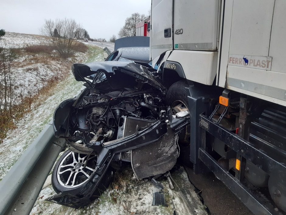 Panevėžio rajonas – tarsi užkeiktas: iš „Mersedes-Benz“ liko tik metalo krūva, sužalotas žmogus