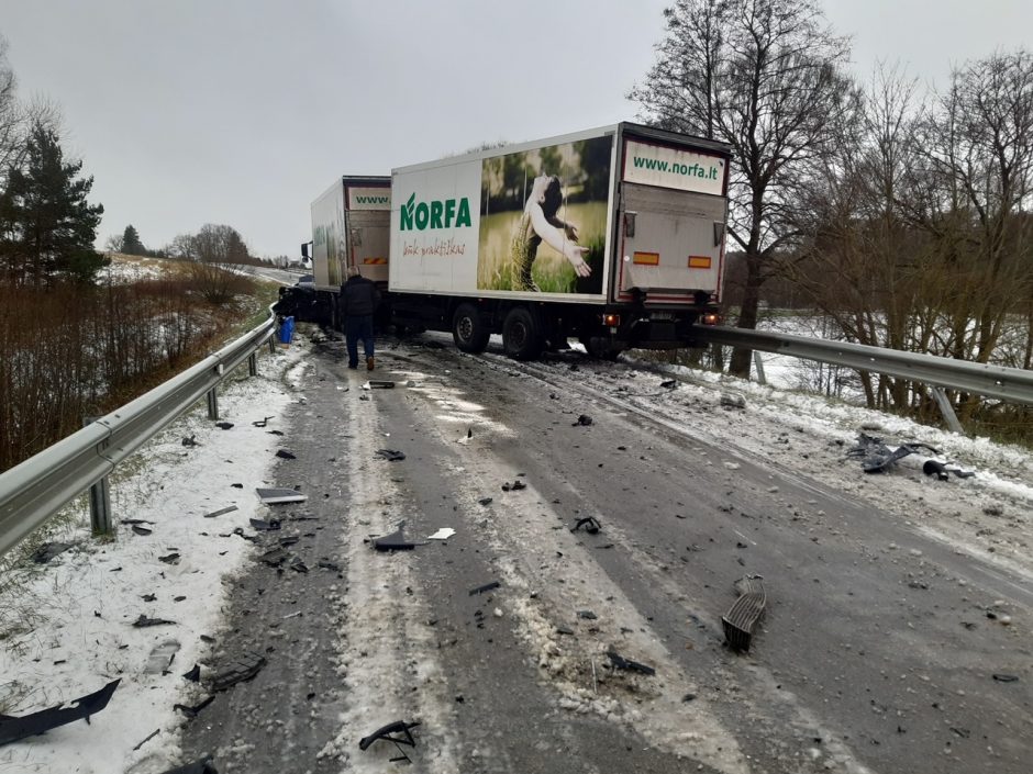 Panevėžio rajonas – tarsi užkeiktas: iš „Mersedes-Benz“ liko tik metalo krūva, sužalotas žmogus