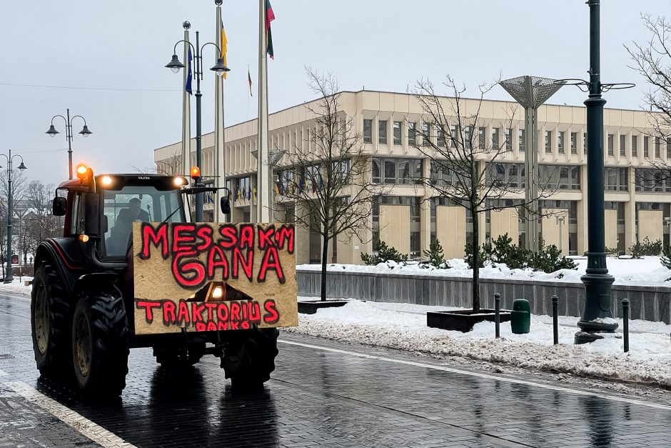 Žinomi žmonės stebi žemdirbių protestą: pro akis nepraslydo nei karstas, nei technikos galybė