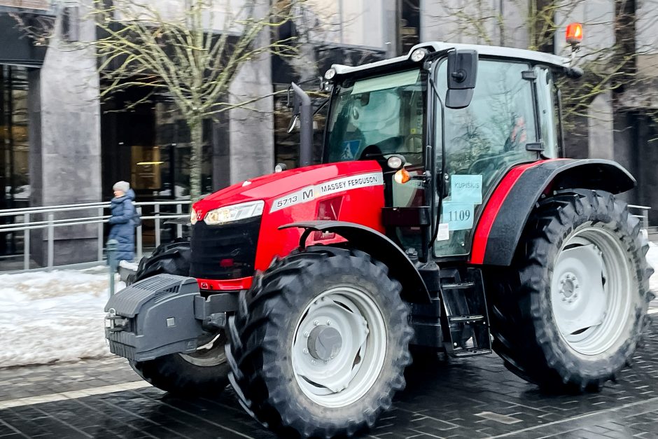 Žinomi žmonės stebi žemdirbių protestą: pro akis nepraslydo nei karstas, nei technikos galybė