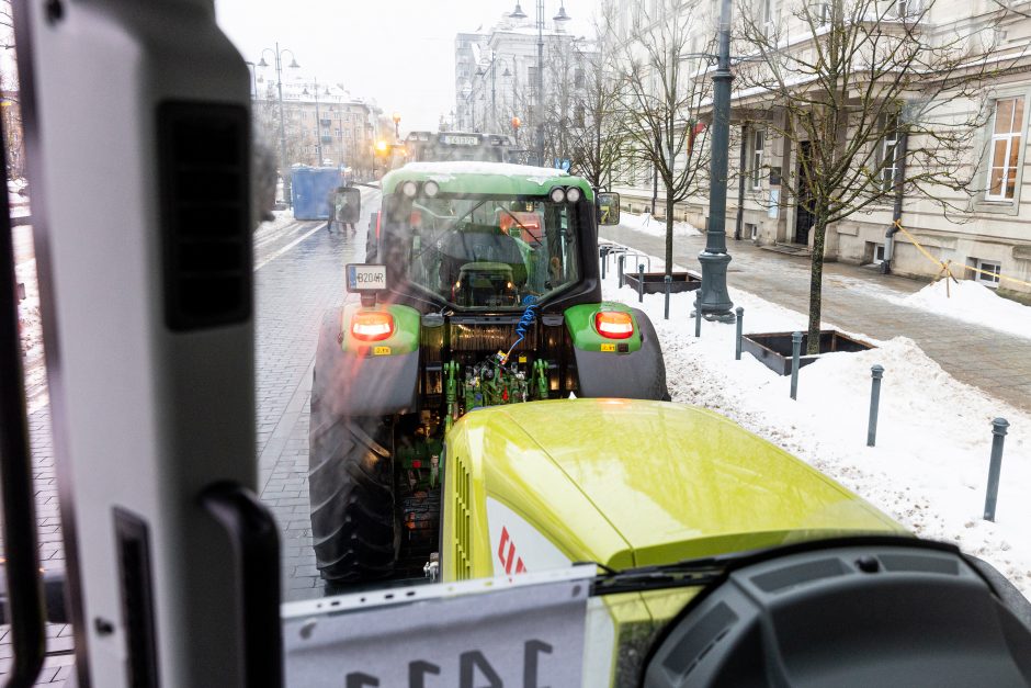 Žinomi žmonės stebi žemdirbių protestą: pro akis nepraslydo nei karstas, nei technikos galybė