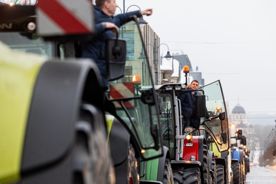 Žinomi žmonės stebi žemdirbių protestą: pro akis nepraslydo nei karstas, nei technikos galybė