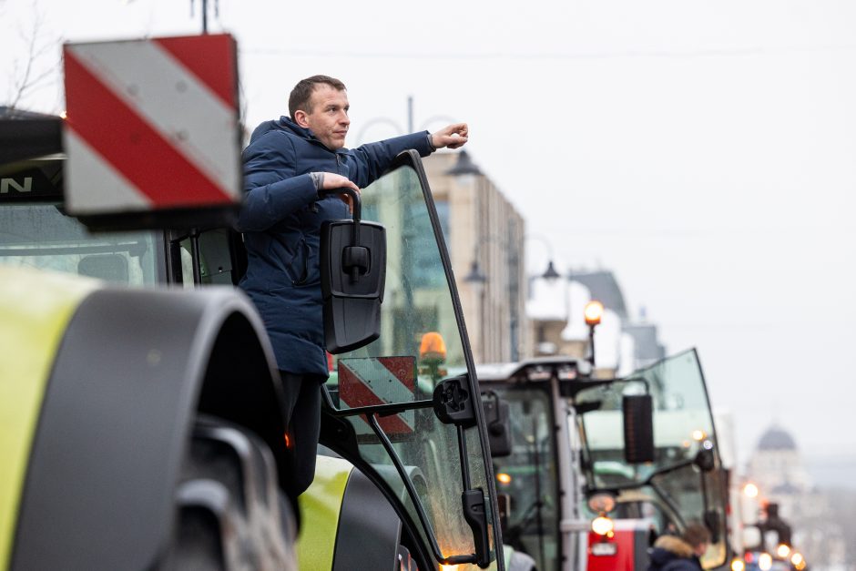 Žinomi žmonės stebi žemdirbių protestą: pro akis nepraslydo nei karstas, nei technikos galybė