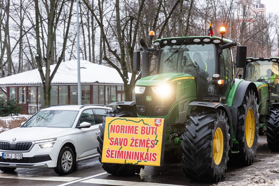 Žinomi žmonės stebi žemdirbių protestą: pro akis nepraslydo nei karstas, nei technikos galybė