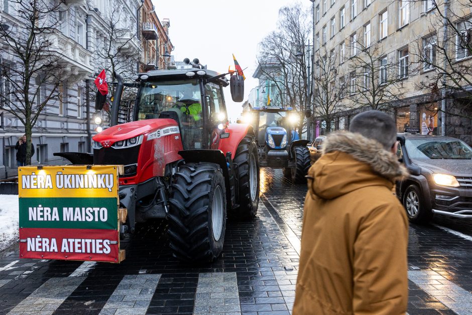 Žinomi žmonės stebi žemdirbių protestą: pro akis nepraslydo nei karstas, nei technikos galybė