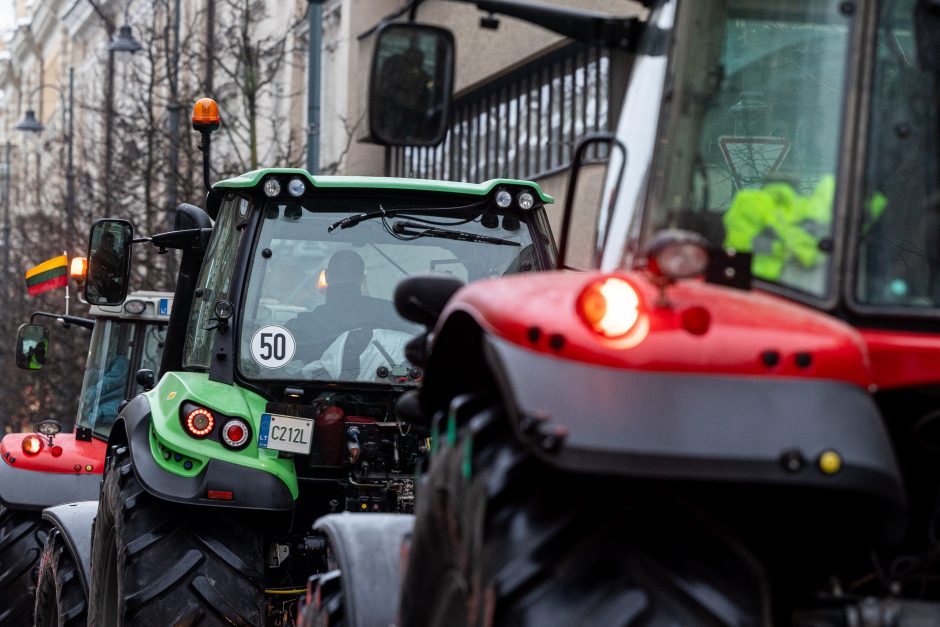 Žinomi žmonės stebi žemdirbių protestą: pro akis nepraslydo nei karstas, nei technikos galybė