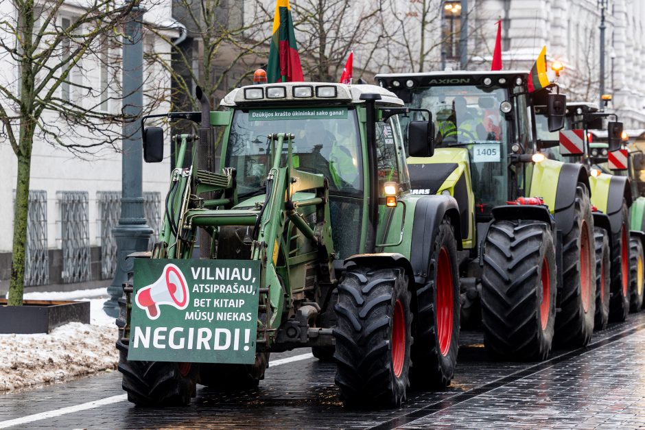 Žinomi žmonės stebi žemdirbių protestą: pro akis nepraslydo nei karstas, nei technikos galybė