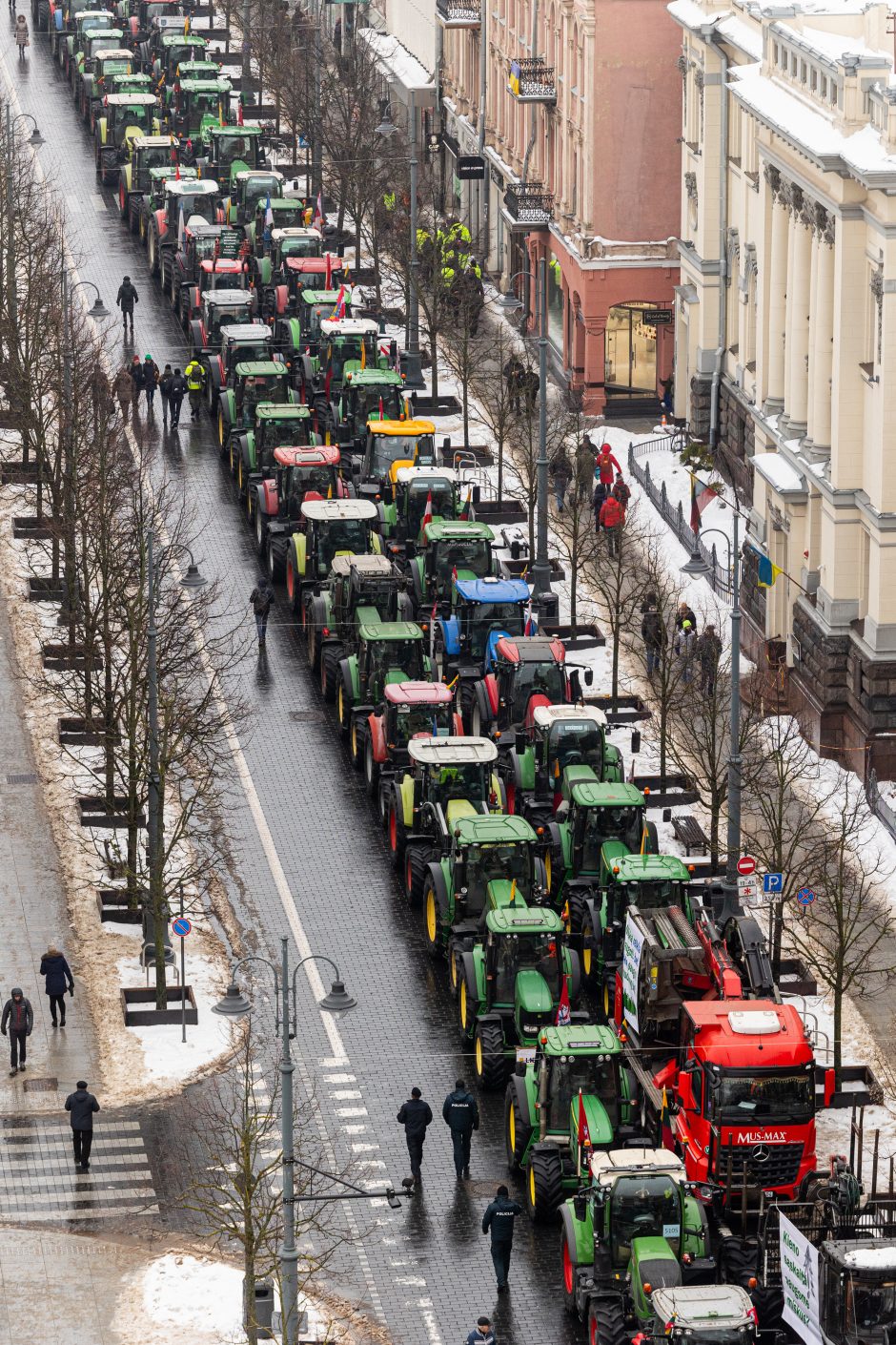 Žinomi žmonės stebi žemdirbių protestą: pro akis nepraslydo nei karstas, nei technikos galybė