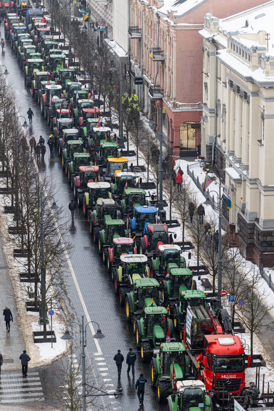 Žinomi žmonės stebi žemdirbių protestą: pro akis nepraslydo nei karstas, nei technikos galybė