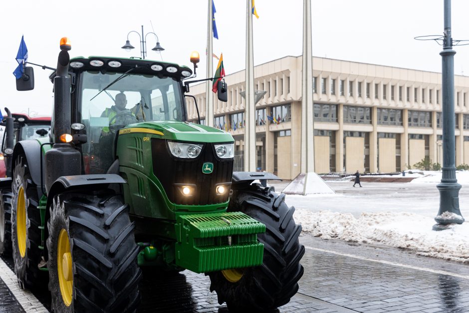 Žinomi žmonės stebi žemdirbių protestą: pro akis nepraslydo nei karstas, nei technikos galybė