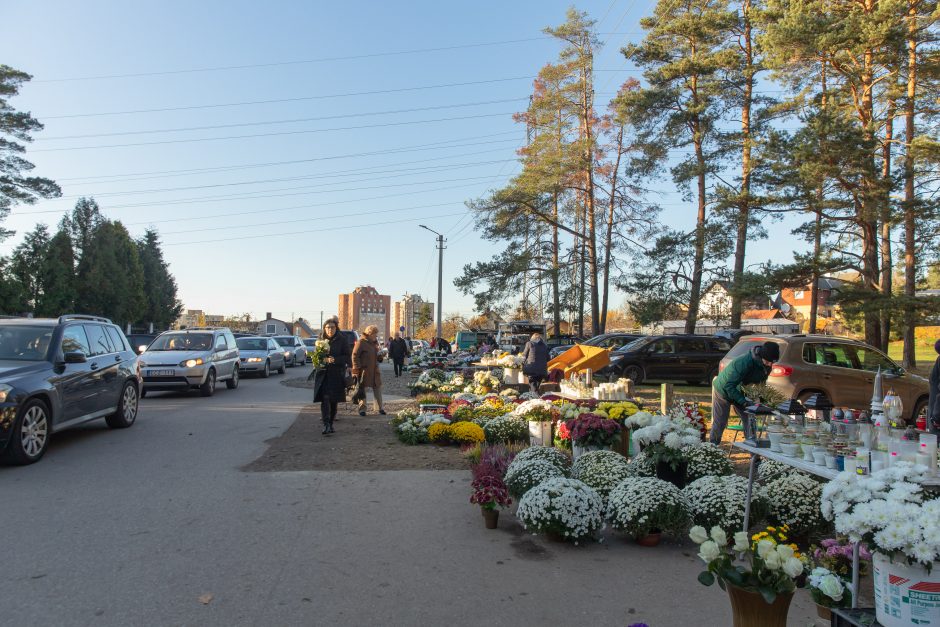 Išėjusiųjų pagerbimo dienos: žmonės neužmiršta ir apleistų kapų