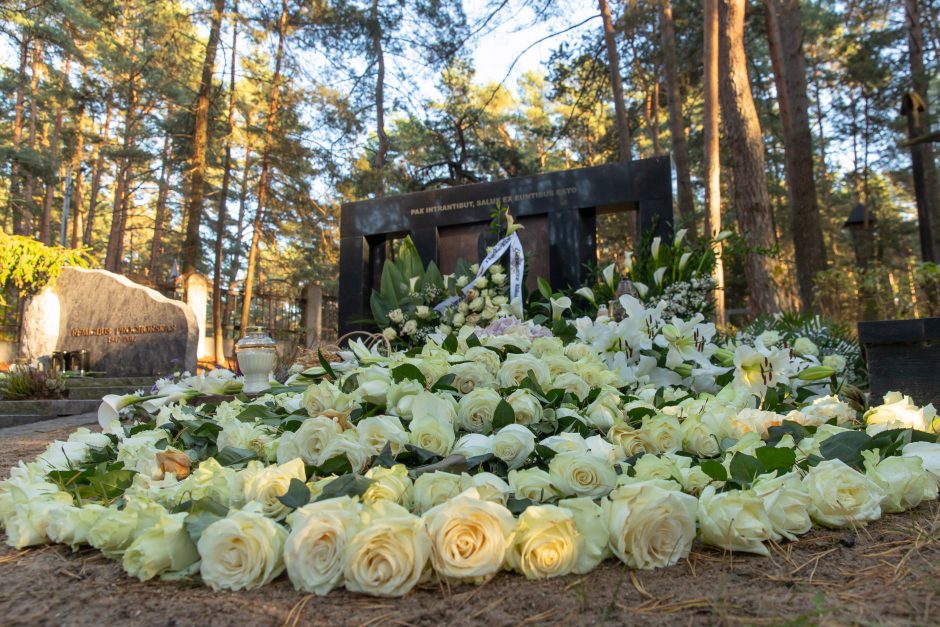 Išėjusiųjų pagerbimo dienos: žmonės neužmiršta ir apleistų kapų