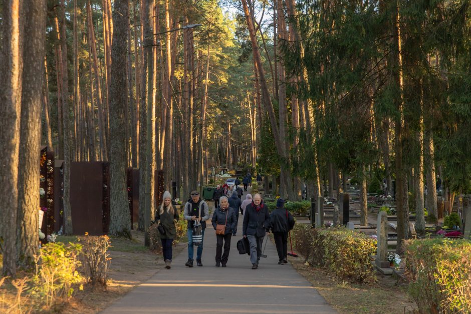 Išėjusiųjų pagerbimo dienos: žmonės neužmiršta ir apleistų kapų