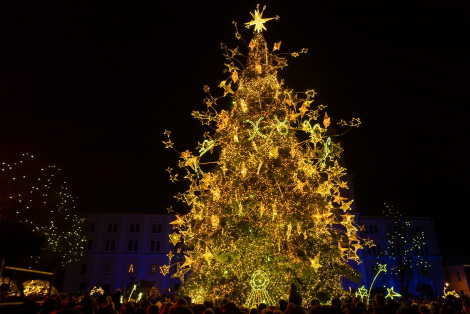 Žingsnis link Kalėdų: įžiebta žvaigždėmis puošta Kauno eglutė!