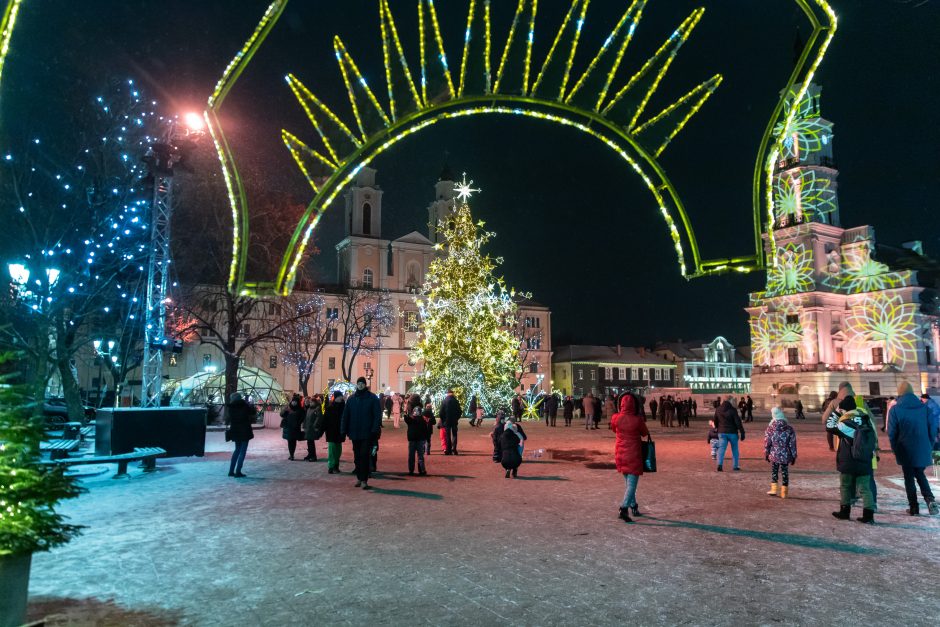 Kauniečiai atsisveikina su Kalėdų egle (nuotraukų galerija)