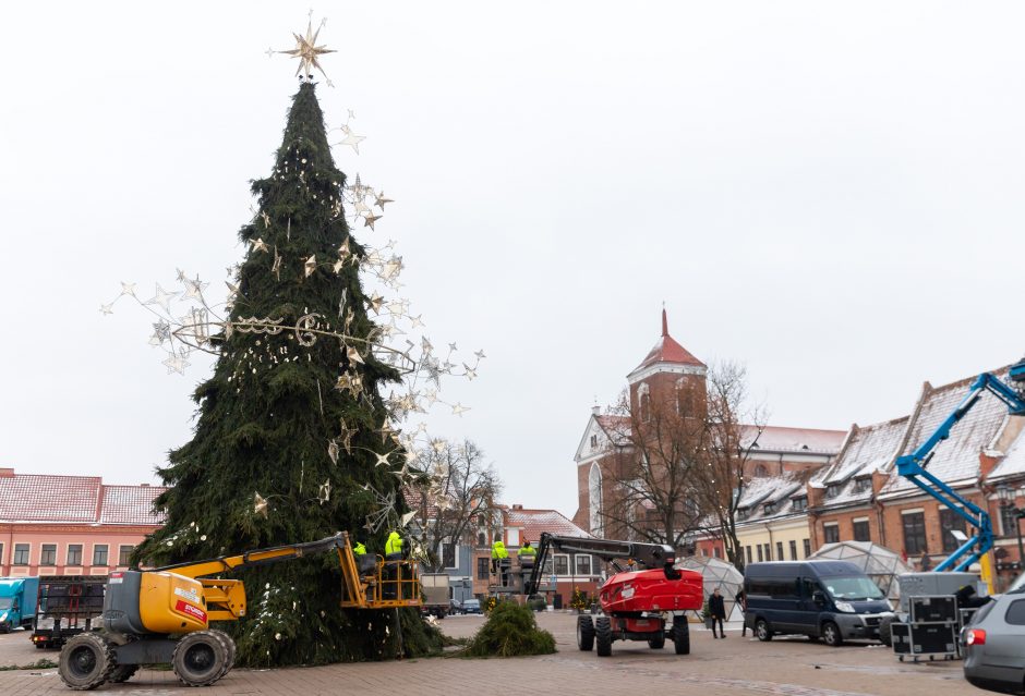 Šventės baigėsi: Kauno eglutės dekoracijos keliauja į sandėlius