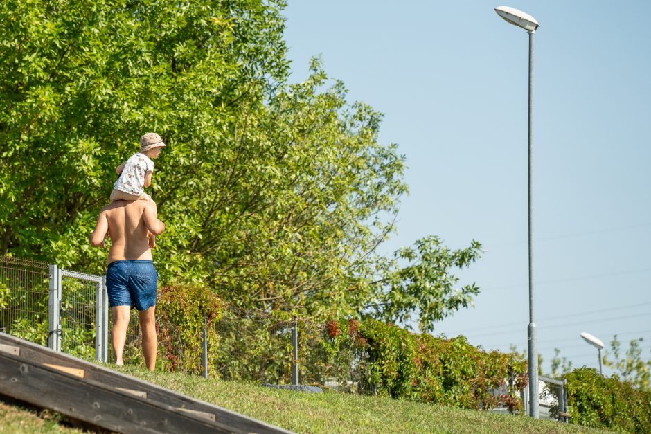 Karštis kauniečius gena prie vandens